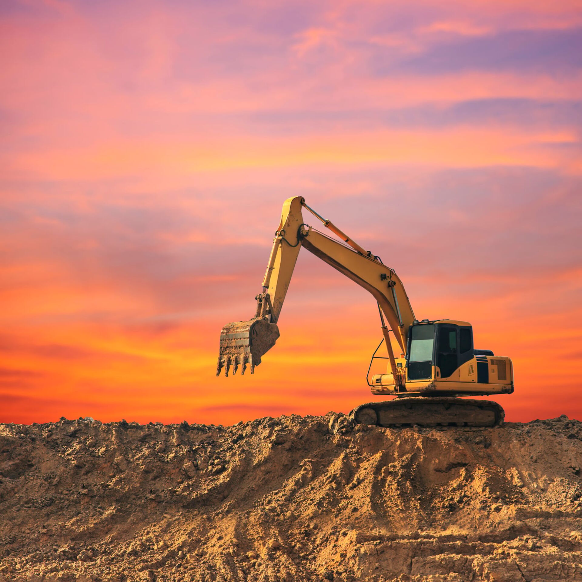 Excavadora de Grupo Avispa trabajando al atardecer en la Riviera Maya